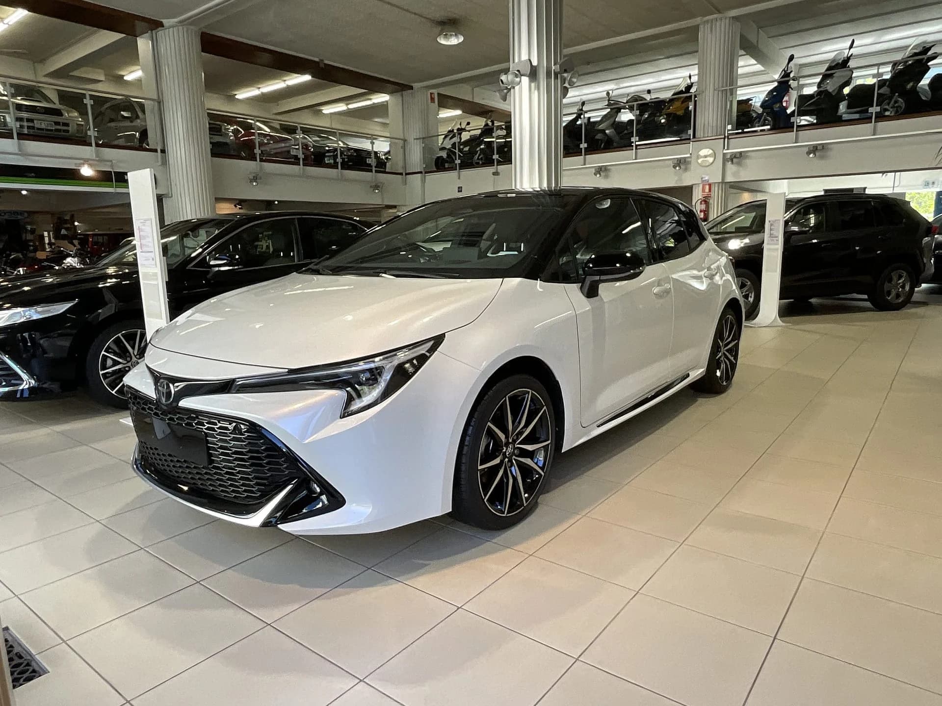 Toyota Corolla  Hybrid miniatura 2