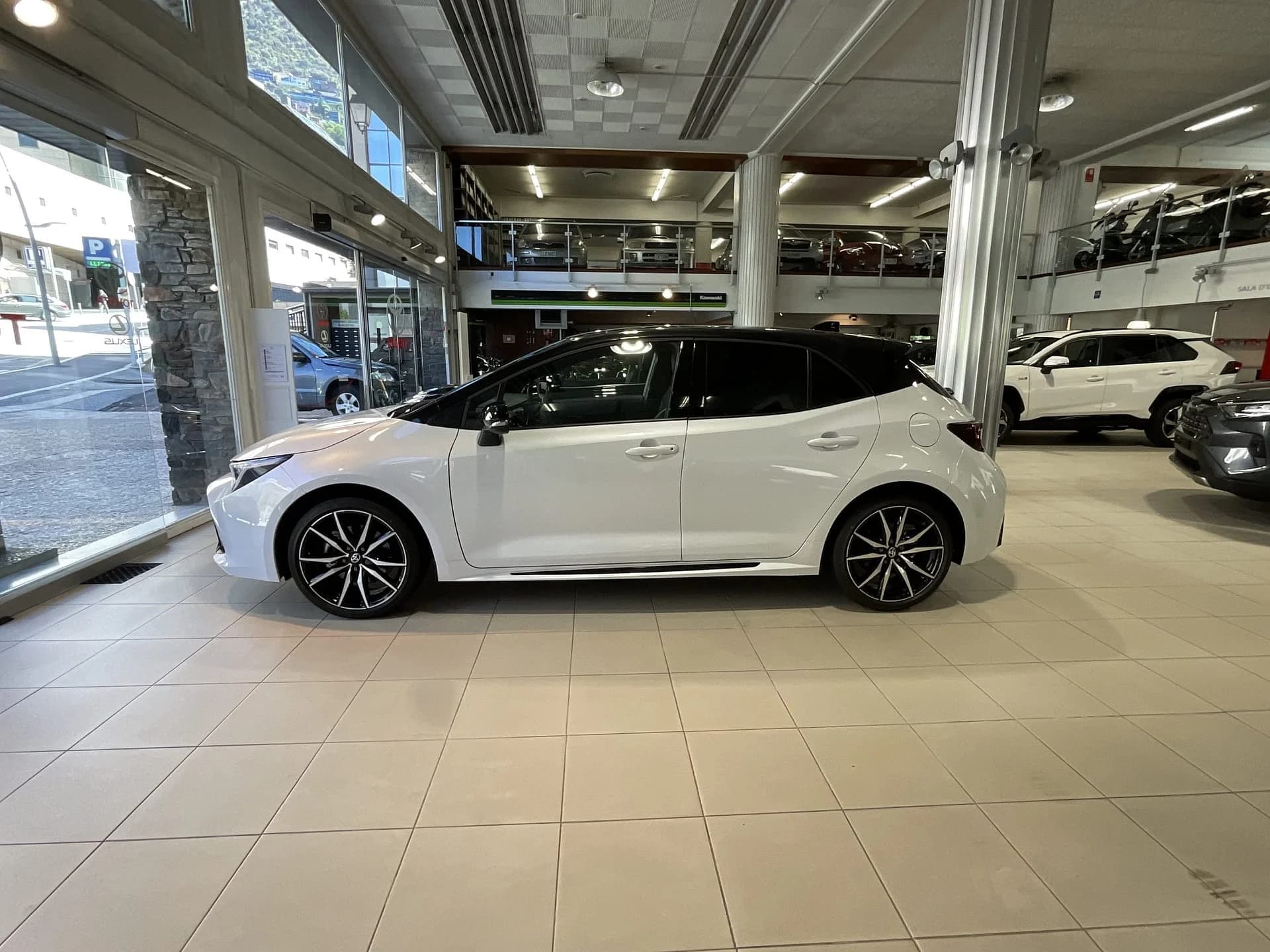 Toyota Corolla  Hybrid miniatura 3