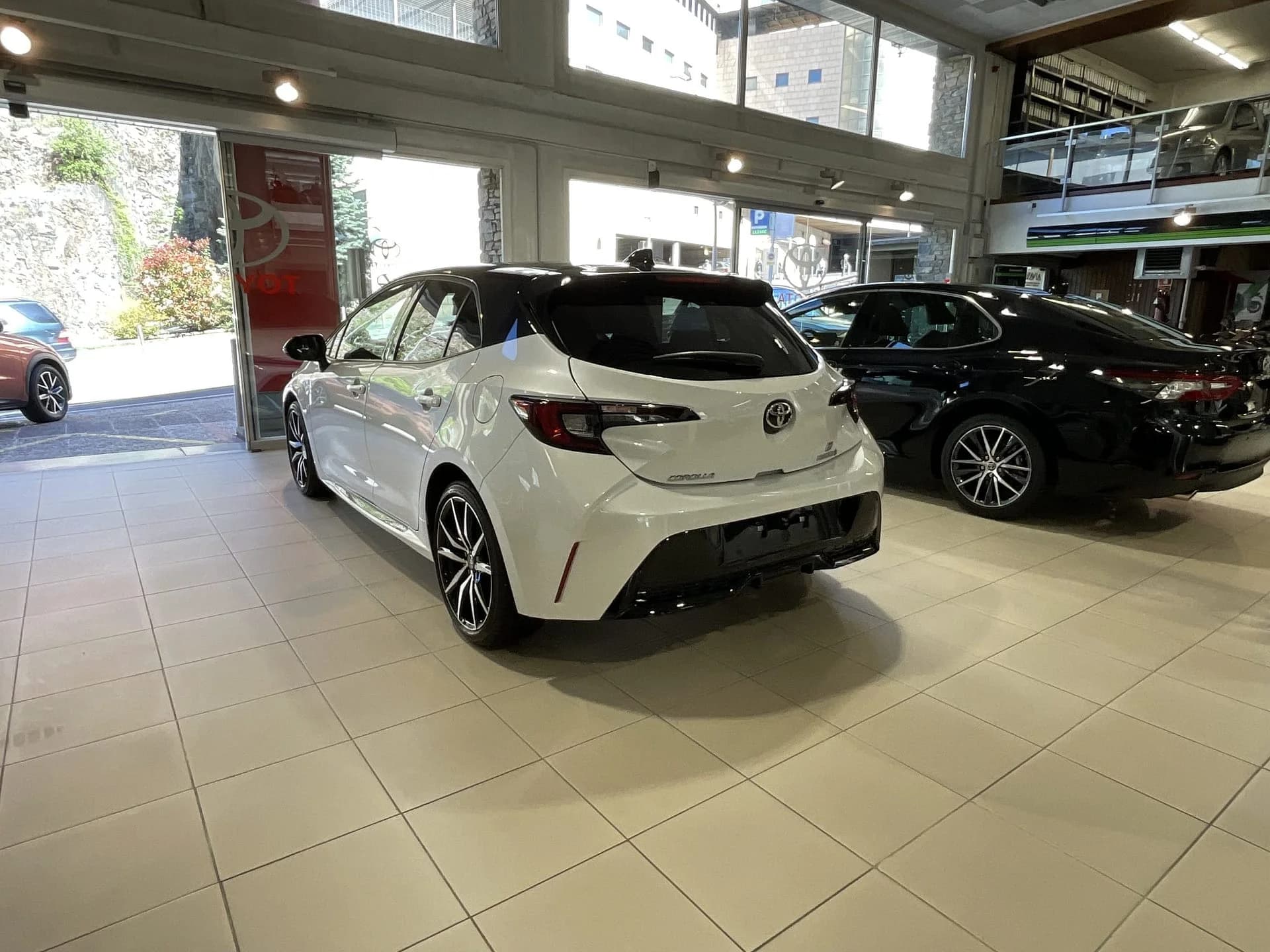 Toyota Corolla  Hybrid miniatura 4