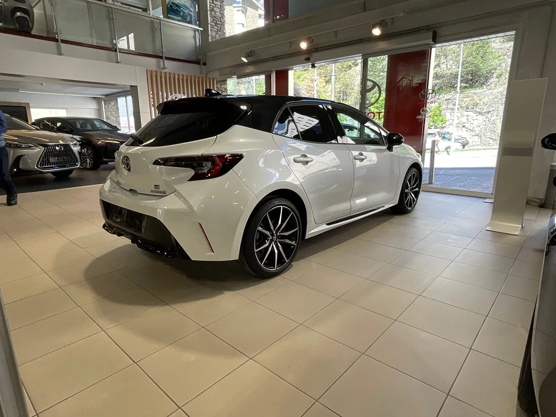 Toyota Corolla  Hybrid miniatura 6