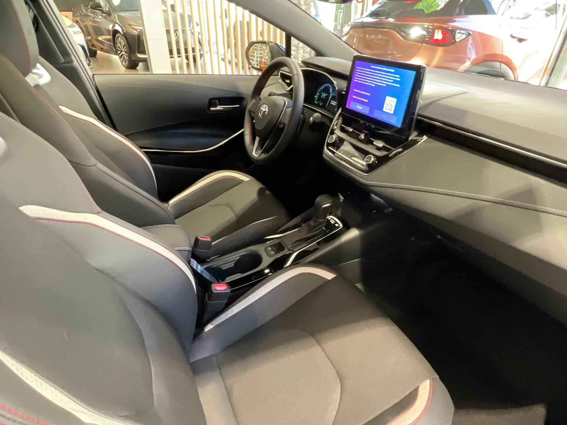 Toyota Corolla  Hybrid miniatura 8